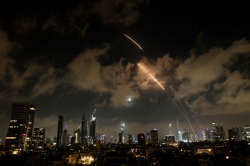 Aksi Iron Dome Israel Kewalahan Tangkis Rudal Iran
