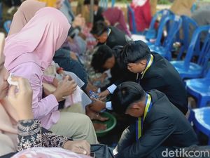 Tangis Haru Warnai Tradisi Basuh Kaki Ibu di Perpisahan SMP Probolinggo Tangis Haru Warnai Tradisi Basuh Kaki Ibu di Perpisahan SMP Probolinggo