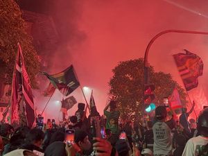Video: Momen Bonek Rayakan HUT ke-98 Persebaya di Gelora 10 November Video: Momen Bonek Rayakan HUT ke-98 Persebaya di Gelora 10 November