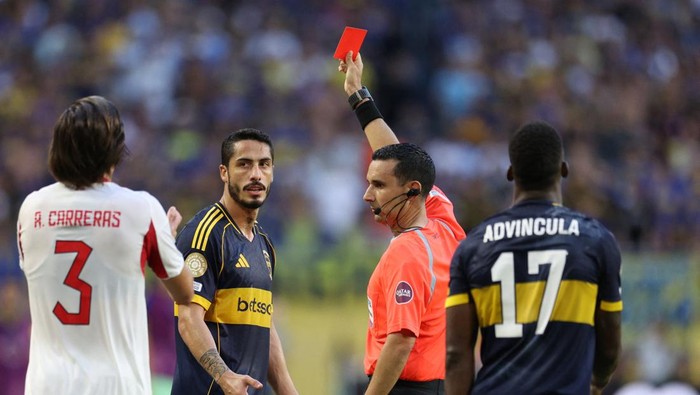 Cesar Ramos Soccer Football - FIFA Club World Cup - Group C - Boca Juniors v Benfica - Hard Rock Stadium, Miami Gardens, Florida, U.S. - June 16, 2025 Boca Juniors Jorge Figal is shown a red card by referee Cesar Arturo Ramos REUTERS/Nathan Ray Seebeck