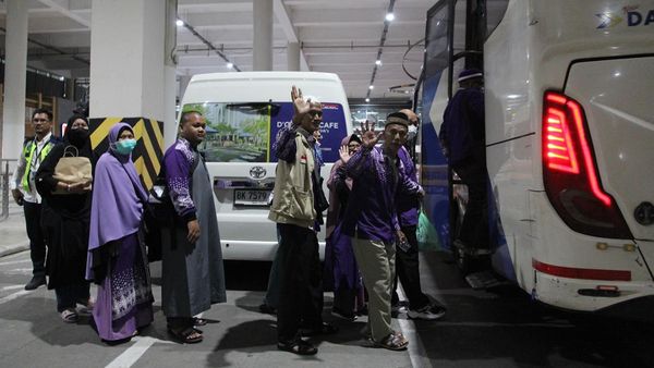 Dapat Teror Bom, Pesawat Jemaah Haji Mendarat Darurat di Medan