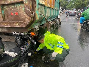 Pemotor Tabrak Truk Berhenti di Bogor, 2 Orang Luka Dilarikan ke RS