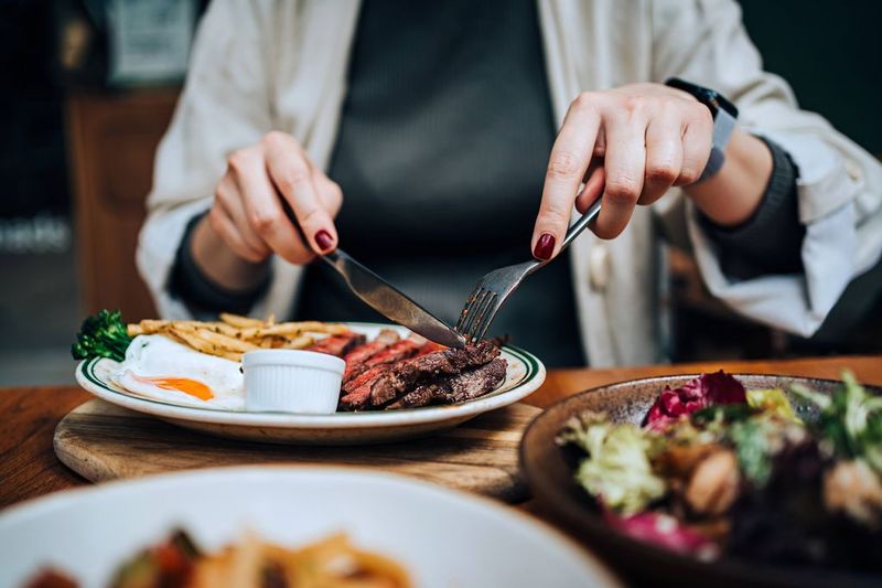 Duh! Tagihan Steak Pelanggan Lebih Mahal Gara-gara Kode Harga Ini