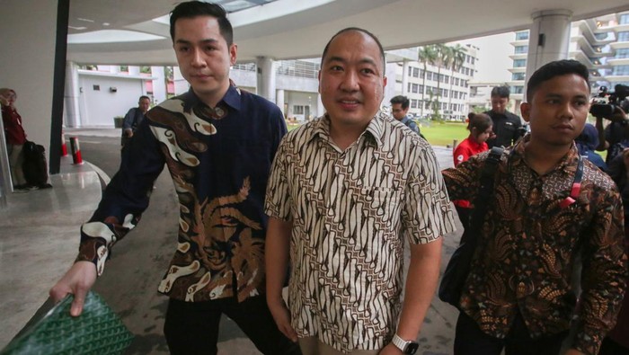 Direktur Utama PT Sri Rejeki Isman (Sritex) Iwan Kurniawan Lukminto menyapa dari dalam mobil usai menjalani pemeriksaan oleh penyidik Jampidsus Kejaksaan Agung (Kejagung) di Jakarta, Rabu (18/6/2025). Iwan Kurniawan Lukminto diperiksa untuk ketiga kalinya oleh penyidik sebagai saksi kasus dugaan korupsi dalam pemberian kredit kepada PT Sritex dan entitas anak usaha. ANTARA FOTO/Muhammad Iqbal/rwa.
