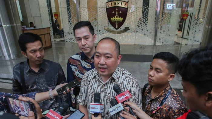 Direktur Utama PT Sri Rejeki Isman (Sritex) Iwan Kurniawan Lukminto menyapa dari dalam mobil usai menjalani pemeriksaan oleh penyidik Jampidsus Kejaksaan Agung (Kejagung) di Jakarta, Rabu (18/6/2025). Iwan Kurniawan Lukminto diperiksa untuk ketiga kalinya oleh penyidik sebagai saksi kasus dugaan korupsi dalam pemberian kredit kepada PT Sritex dan entitas anak usaha. ANTARA FOTO/Muhammad Iqbal/rwa.
