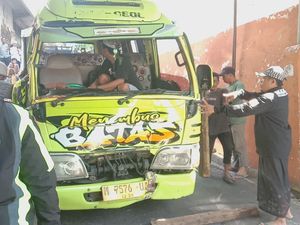 Elf Meluncur di Permukiman Kota Malang Tewaskan 1 Orang Diduga Rem Blong Elf Meluncur di Permukiman Kota Malang Tewaskan 1 Orang Diduga Rem Blong