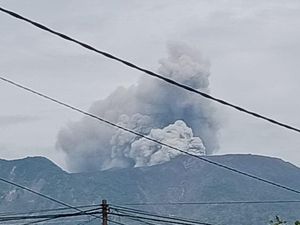 Gunung Marapi Erupsi Sore Ini, Semburkan Abu Vulkanik Setinggi 250 Meter
