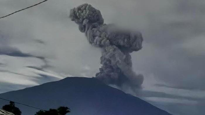 Erupsi Gunung Marapi. (Istimewa)