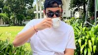 Gaya Keren Rizky Nazar Saat Ngopi dan Makan Nasi Padang