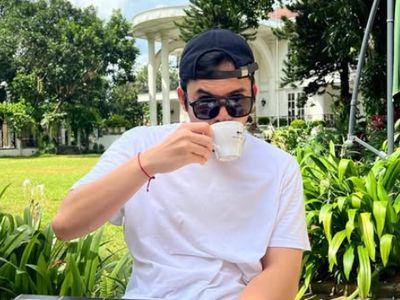 Gaya Keren Rizky Nazar Saat Ngopi dan Makan Nasi Padang