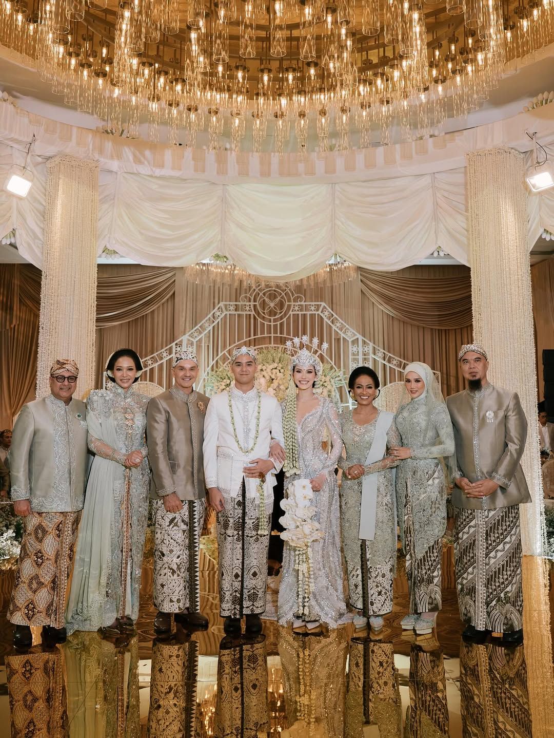 Gaya Makeup Maia-Mulan Beda gaya makeup Maia Estianty dan Mulan Jameela.