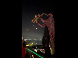 Video: Pemain Saksofon Tetap Profesional Ketika Rudal Iran Serang Israel Video: Pemain Saksofon Tetap Profesional Ketika Rudal Iran Serang Israel