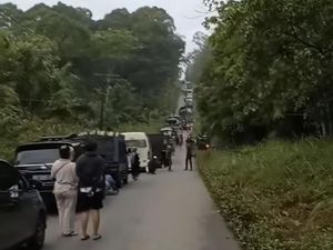 Truk Muatan Alat Musik Laka di Musi Rawas, Sebabkan Kemacetan Panjang