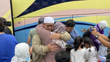 Disambut Tangis Haru, Jemaah Haji Diteror Bom di Pesawat Tiba di Depok
