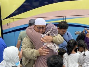 Disambut Tangis Haru, Jemaah Haji Diteror Bom di Pesawat Tiba di Depok