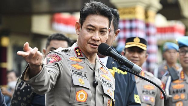 Kapolda Bali Daniel Adityajaya berbicara kepada wartawan saat konferensi pers di Polres Badung di Kabupaten Badung di pulau resor Bali di Indonesia pada 18 Juni 2025. Dua tersangka yang diduga terlibat dalam pembunuhan seorang pria Australia di sebuah vila di pulau resor Bali yang populer di Indonesia telah ditangkap setelah perburuan selama berhari-hari, kata polisi pada 17 Juni. Pihak berwenang telah mencari dua pria setelah penembakan Zivan Radmanovic, seorang Warga negara Australia berusia 32 tahun, pada 14 Juni. (Photo by SONNY TUMBELAKA / AFP)