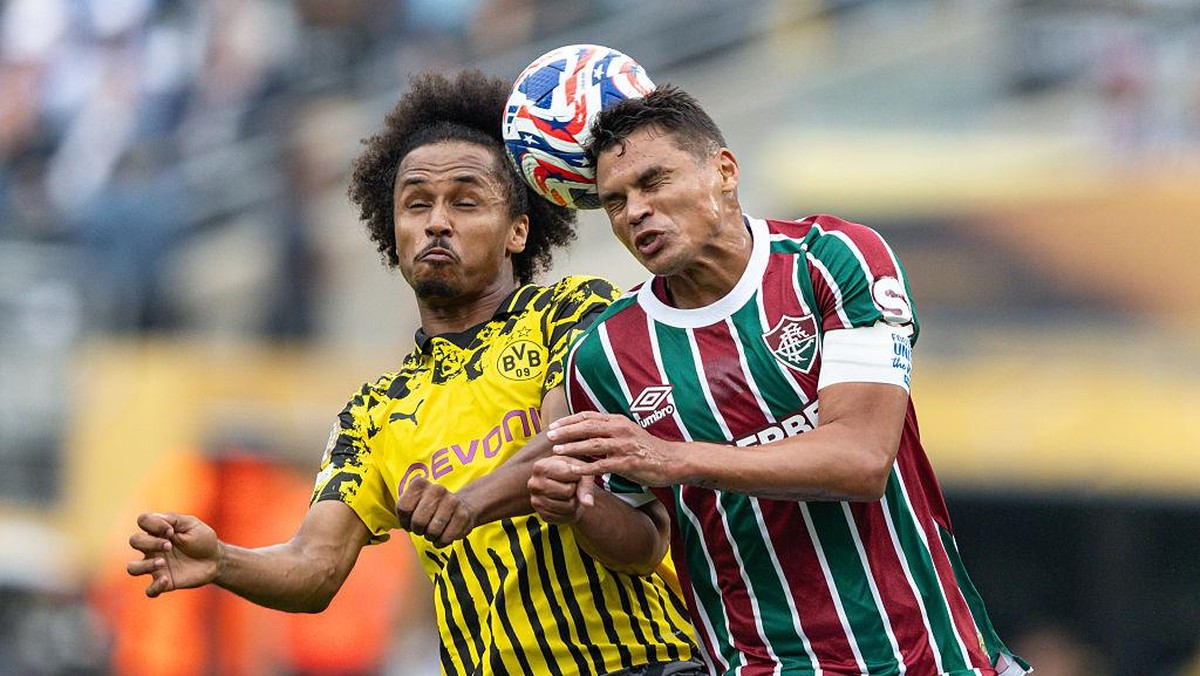 Karim Adeyemi (kiri) berduel dengan bek Fluminense, Thiago Silva. Foto: Getty Images/Sports Press Photo