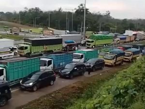 Perbaikan Jalan Picu Macet Parah di Jalan Jambi-Palembang KM 14