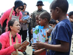 Video Ketum Bhayangkari Bagi-bagi Paket Sekolah Anak-Sembako di Sorong