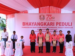 Ketum Bhayangkari Gelar Baksos di Sorong, Beri Paket Sekolah Anak-Sembako