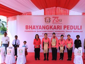 Ketum Bhayangkari Gelar Baksos di Sorong, Beri Paket Sekolah Anak-Sembako Ketum Bhayangkari Gelar Baksos di Sorong, Beri Paket Sekolah Anak-Sembako