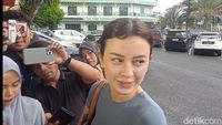 Senyum-senyum Kimberly Ryder Ditanya Kedekatan dengan Baim Wong