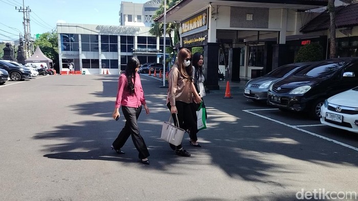 Korban pelecehan dokter YA menyanggupi panggilan Polresta Malang Kota. Korban pelecehan dokter YA menyanggupi panggilan Polresta Malang Kota.