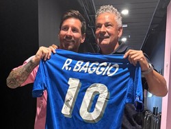 Bahagianya Messi Dapat Jersey Italia dari Baggio