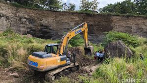 Sulitnya Evakuasi 2 Korban Longsor Tambang Galian C Ilegal di Cirebon