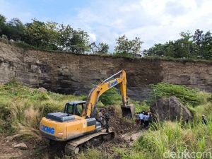 Sulitnya Evakuasi 2 Korban Longsor Tambang Galian C Ilegal di Cirebon Sulitnya Evakuasi 2 Korban Longsor Tambang Galian C Ilegal di Cirebon