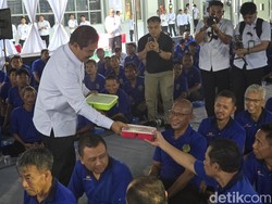 Momen Menteri Imipas dan Napi Lapas Semarang Bertukar Ompreng Makan Siang
