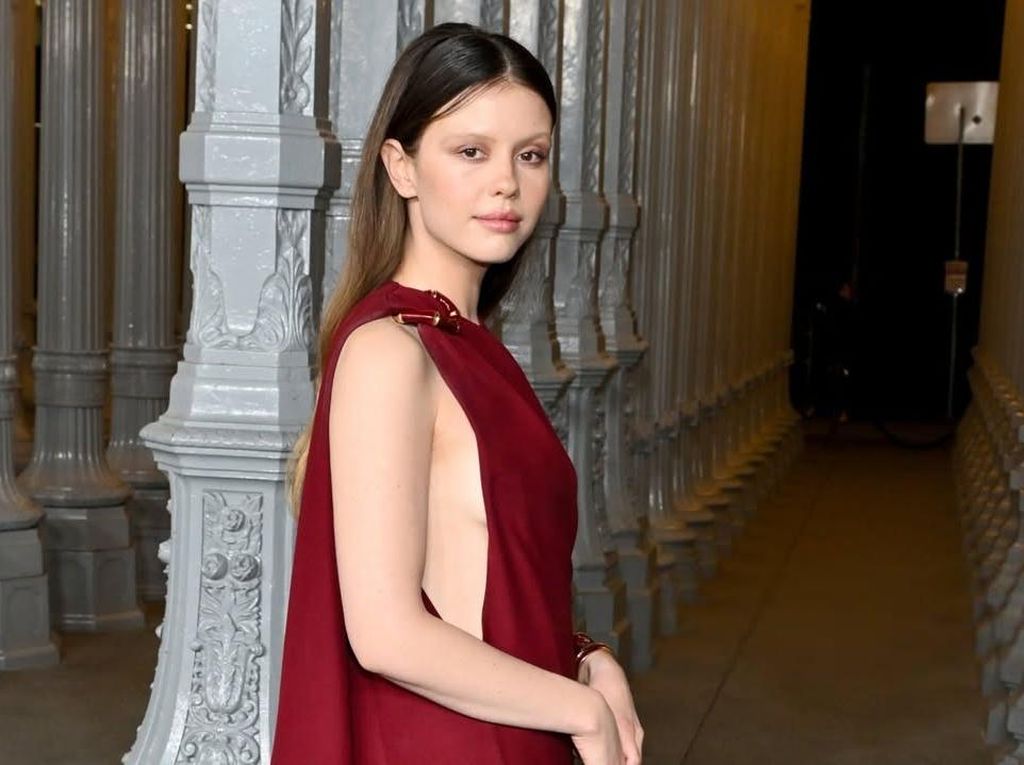 Mia Goth Jadi Villain Galaksi, Bakal Duel Sama Ryan Gosling di Star Wars! Mia Goth Jadi Villain Galaksi, Bakal Duel Sama Ryan Gosling di Star Wars!