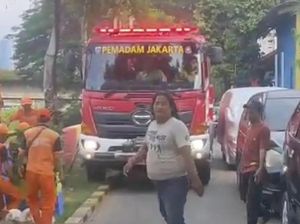 Parah! Damkar Terhambat Gara-gara Mobil Parkir Liar Parah! Damkar Terhambat Gara-gara Mobil Parkir Liar