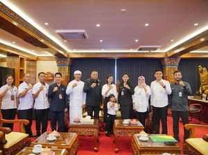 Bupati Gianyar Serahkan Santunan BPJS Ketenagakerjaan ke Keluarga Seniman Bupati Gianyar Serahkan Santunan BPJS Ketenagakerjaan ke Keluarga Seniman
