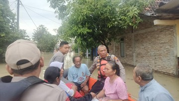 Polda Jateng Gerak Cepat Evakuasi Warga Grobogan yang Terjebak Banjir