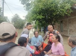 Gerak Cepat Polres Grobogan Evakuasi Warga Tanggirejo yang Terjebak Banjir