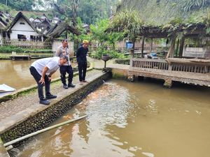 Polisi Usut Penyebab Ikan Udikan Mati Massal di Kampung Naga Tasik Polisi Usut Penyebab Ikan Udikan Mati Massal di Kampung Naga Tasik