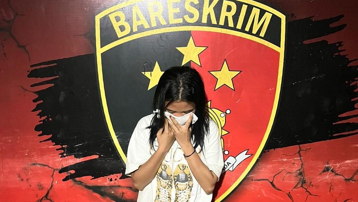 Polisi menangkan perempuan muda muncikari yang memasarkan anak-anak ke lelaki hidung belang di Dompu, NTB, Senin (16/6/2025).
