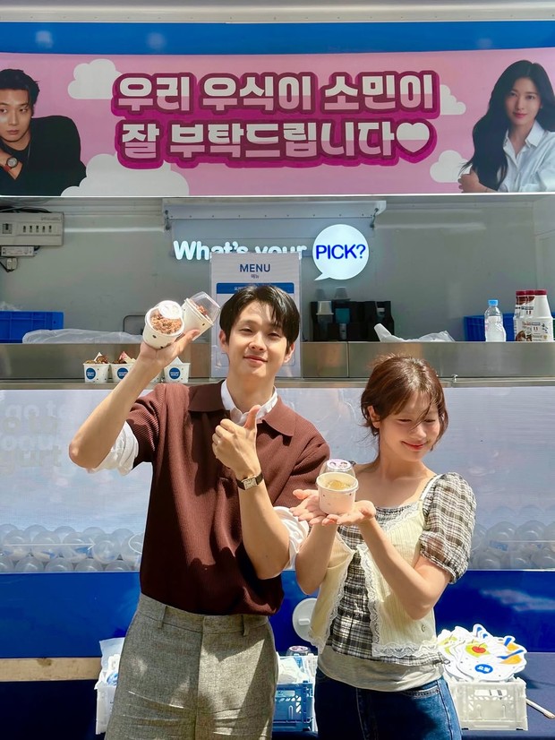 Potret Choi Woo Shik dan Jung So Min dengan food truck dari Park Bo Young/ Foto: instagram.com/dntlrdl
