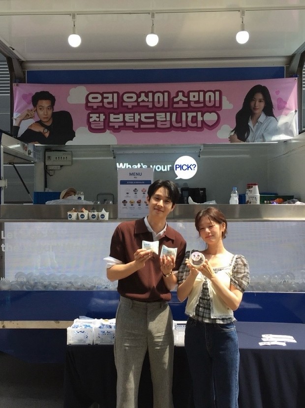 Potret Choi Woo Shik dan Jung So Min dengan food truck dari Park Bo Young/ Foto: instagram.com/dntlrdl
