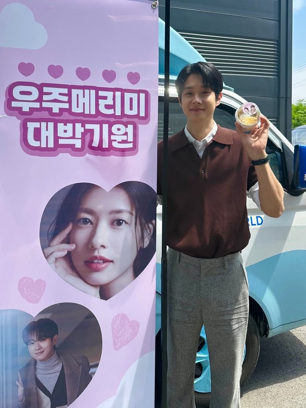 Potret Choi Woo Shik dengan food truck dari Park Bo Young/ Foto: instagram.com/dntlrdl