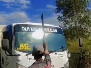 Viral Pria di Bangkalan Bawa Golok Cegat Truk Sampah Milik Pemkab