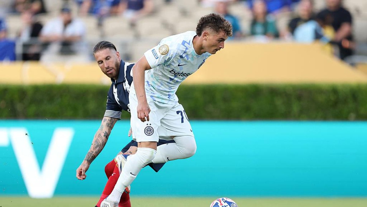 Sergio Ramos (kiri) memantau gerak penyerang Inter Milan Sebastiano Esposito. Foto: FIFA via Getty Images/Sean M. Haffey - FIFA