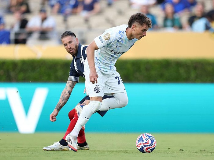 PASADENA, CALIFORNIA - JUNE 17: Sebastiano Esposito #70 of FC Internazionale Milano controls the ball against Sergio Ramos #93 of CF Monterrey during the FIFA Club World Cup 2025 group E match between CF Monterrey and FC Internazionale Milano at Rose Bowl Stadium on June 17, 2025 in Pasadena, California. (Photo by Sean M. Haffey - FIFA/FIFA via Getty Images)
