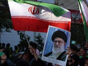 Siapa Ayatollah Ali Khamenei dan Seberapa Berpengaruh Keluarganya?