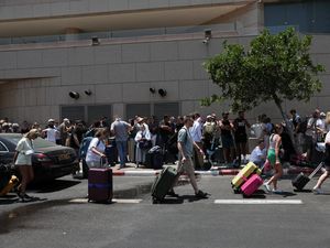 Takut Rudal Iran, WNA Ramai-ramai Kabur dari Israel Takut Rudal Iran, WNA Ramai-ramai Kabur dari Israel