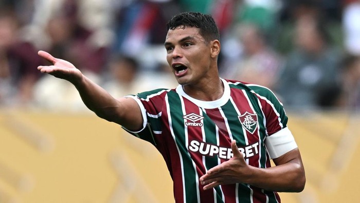 EAST RUTHERFORD, NEW JERSEY - JUNE 17:  Thiago Silva of Fluminense  gestures during the FIFA Club World Cup 2025 group F match between Fluminense FC and Borussia Dortmund at MetLife Stadium on June 17, 2025 in East Rutherford, New Jersey. (Photo by Image Photo Agency/Getty Images)