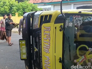 Truk Muat Rokok Terguling Usai Tabrak Pikap di Sampang, Sopir Terjepit