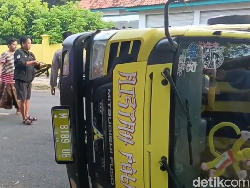 Truk Muat Rokok Terguling Usai Tabrak Pikap di Sampang, Sopir Terjepit