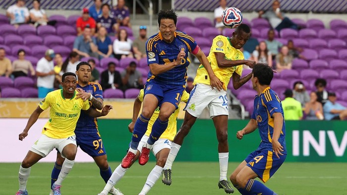 Ulsan vs Mamelodi Soccer Football - FIFA Club World Cup - Group F - Ulsan HD v Mamelodi Sundowns - Inter & Co Stadium, Orlando, Florida, U.S. - June 17, 2025 Mamelodi Sundowns Divine Lunga in action with Ulsan HDs Kim Young-Gwon REUTERS/Amanda Perobelli